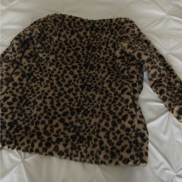 Women’s leopard print faux fur coat. Size Medium. - Picture 2 of 3